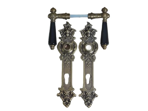 Hang- en sluitwerk messing, antiek- deurplaten zeer decoratief met engelen - klinken met zwarte porseleinen grepen.
