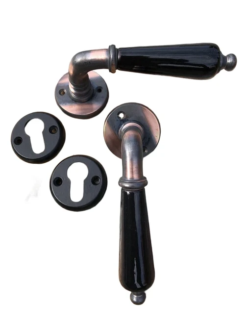 Prachtige set deurbeslag Karan-I0-copper antique look met zwarte ceramische grepen en zwarte PZ rozetten