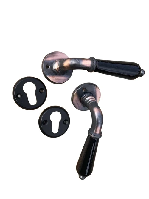 Prachtige set deurbeslag Karan-I0-copper antique look met zwarte ceramische grepen en zwarte PZ rozetten