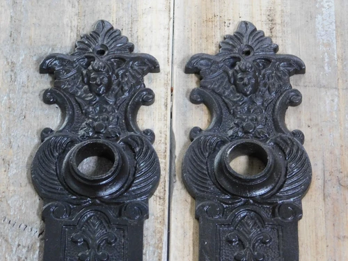Set deurbeslag: 2 handgrepen met porseleinen handvat, ivoor, + 2 beschermende platen PZ92 engel, antieke ijzeren