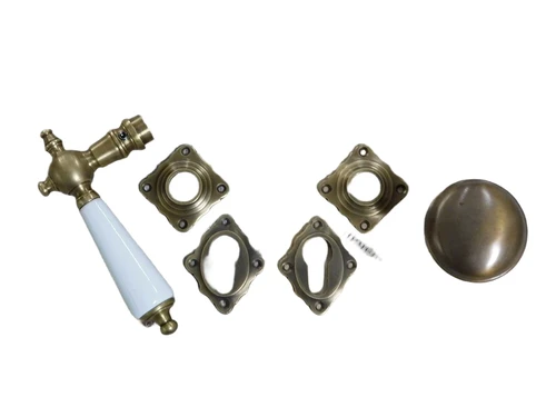Set deurbeslag : 1 knop, 1 deurknop, 4 rozetten, gepatineerd messing met porseleinen ivoorkleurige handvaten, PZ