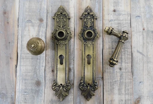Set deurbeslag voor de (huis)deur: antiek messing oprichter tijd, PC 92.