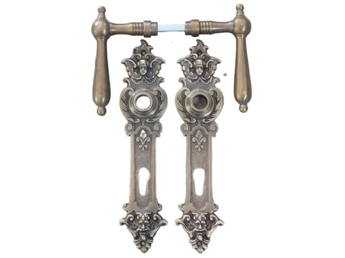 Set deurbeslag: antiek- deurplaten zeer decoratief met engelen - klinken met messing grepen.