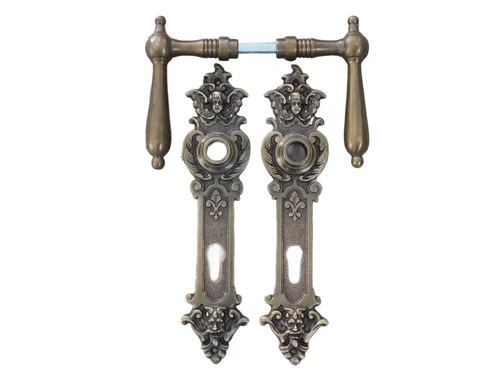 Set deurbeslag: antiek- deurplaten zeer decoratief met engelen - klinken met messing grepen.