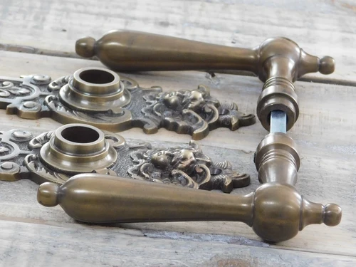 Set deurbeslag: antiek- deurplaten zeer decoratief met engelen - klinken met messing grepen.