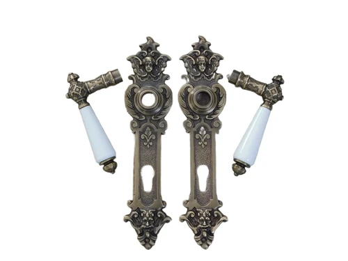 Set deurbeslag: messing, antiek- deurplaten zeer decoratief met engelen - klinken met wit porseleinen grepen.
