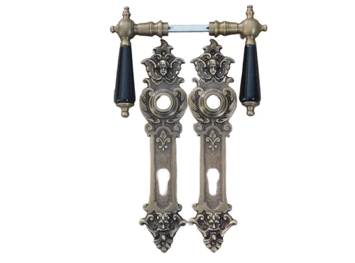 Set deurbeslag: messing, antiek- deurplaten zeer decoratief met engelen - klinken met zwart porseleinen grepen.