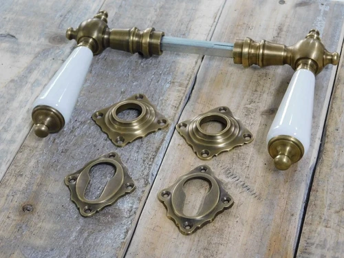 Set deurklinken met rozetten,  2 x deurdrukker, 2 jack en 2 rozetten voor de voordeur slot, messing (PZ)