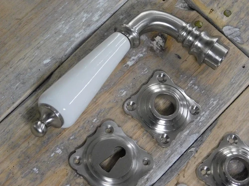 Set deurklinken met wit porseleinen handvat, satijn nikkel, plus 2 klinkrozetten diamant + 2 sleutelgat rozetten diamant