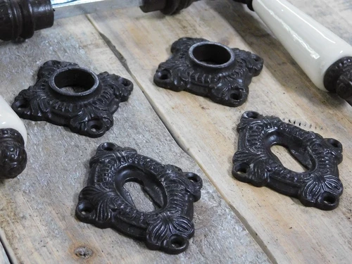 Set of 2 latches with ceramic handle, Kluntje, 2 jack rosettes, 2 rosettes Castle, for interior doors, dark brown iron