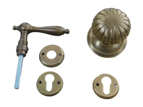 Set: 1 deurknop met een grote knop rozet + 1 + 1 deurknop handvat wapenschild, 2 lock-rozetten, messing patinamet 93 mm lange draadstang en dopmoer