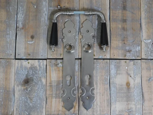Voordeur passend deurbeslag PZ92 nikkel - 1930 stijl, deurbeslag met antieke zwarte keramische handgrepen.