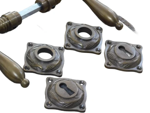 Set deurklinken met rozetten, Art Nouveau motief 3 lelies BB72 binnendeur - Messing