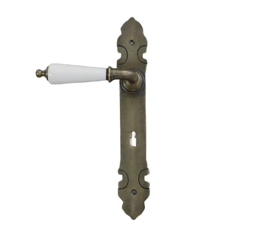 Set deurkrukken in gepatineerde messing met keramische handvat antiek wit, incl. Doorn en 2 x lange plaat, deur