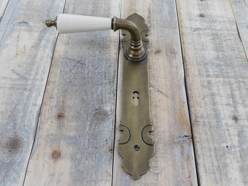 Set deurkrukken in gepatineerde messing met keramische handvat antiek wit, incl. Doorn en 2 x lange plaat, deur