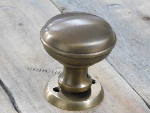 Stijlvolle deurknop voor de binnendeur, knop gemaakt van messing - ideaal voor antieke deuren