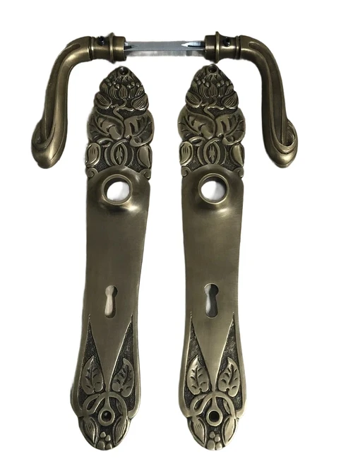 1 paar deurklink Nouveau stijl met 2 x slotplaatje, messing gepatineerd BB72 mm