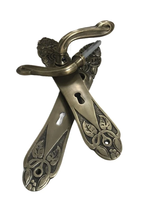 1 paar deurklink Nouveau stijl met 2 x slotplaatje, messing gepatineerd BB72 mm