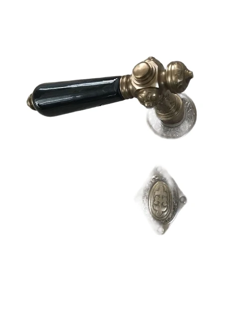 1 set van deurbeslag-als antiek: 2 deurkrukken, hang 2 rozetten, 2 lock wapenschilden, messing en handvat van keramiek