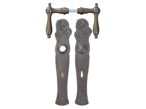 Art Nouveau deurbeslagset - nobele in messing deurset met lange deurplaten.