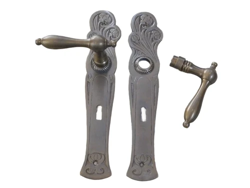 Art Nouveau deurbeslagset - nobele in messing deurset met lange deurplaten.