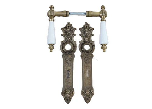 Set deurbeslag : 2 deurklinken Jorn patina met ivoren handgrepen, + 2 deurplaten engelen, messing