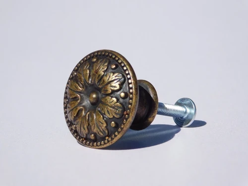 Knob Oak Leaf - 31 mm - Brass Antique