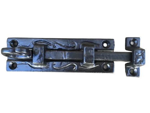 Ein attraktiver Türriegel, mattschwarz, aus Schmiedeeisen