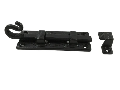 Ein attraktiver Türriegel, mattschwarz, aus Schmiedeeisen