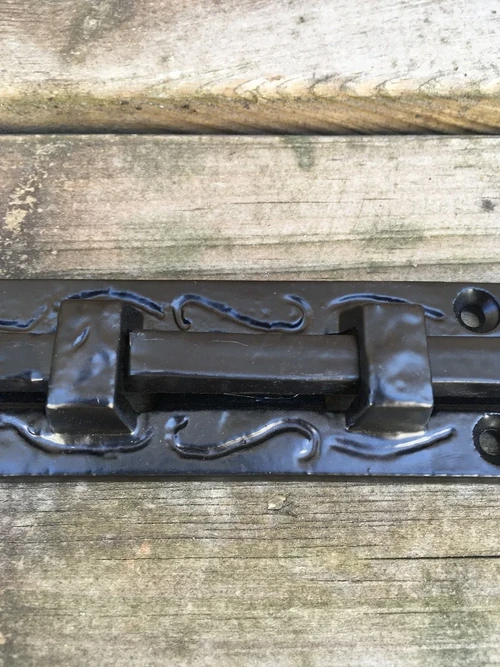 Ein attraktiver Türriegel, mattschwarz, aus Schmiedeeisen