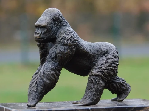 Bronzen beeld Gorilla op Marmeren voet