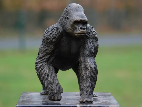 Bronzen beeld Gorilla op Marmeren voet