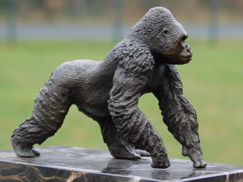 Bronzen beeld Gorilla op Marmeren voet