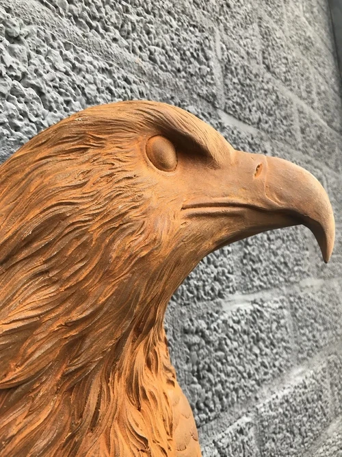 Adelaarskop, gietijzeren wandornament met een rustiek oppervlak