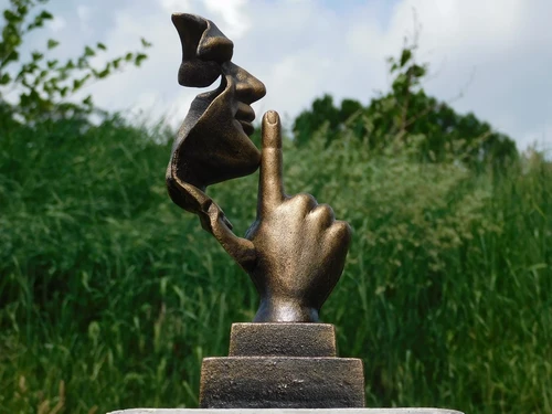Statue The Whisperer - Bronze look - Cast iron