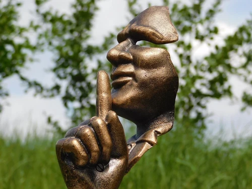 Statue The Whisperer - Bronze look - Cast iron