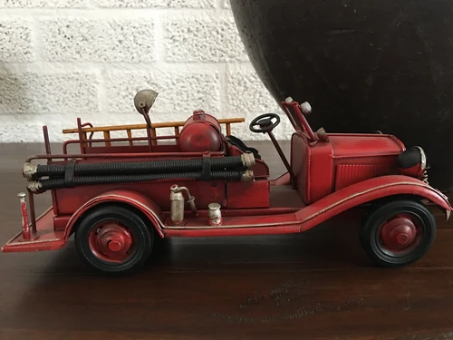 Brandweerauto slang-pomp-wagen, handgemaakt van metaal.
