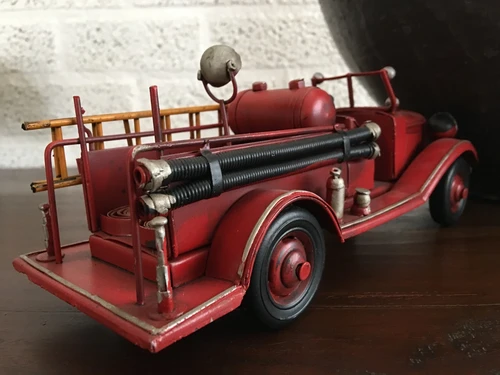 Brandweerauto slang-pomp-wagen, handgemaakt van metaal.