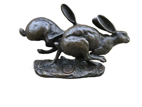 Bronzen beeld van 2 rennende hazen