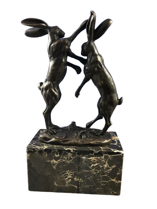 Bronzeskulptur von 2 verspielten Hasen auf Marmorsockel