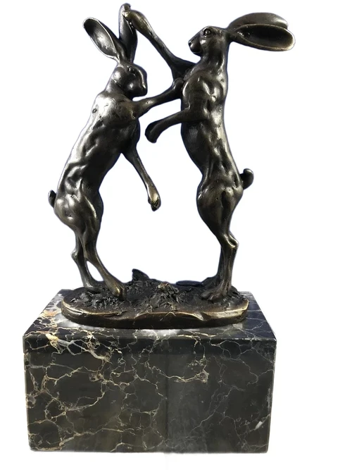 Bronzeskulptur von 2 verspielten Hasen auf Marmorsockel