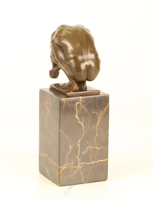 Bronzen beeld van een mannelijk naakt in een duik positie