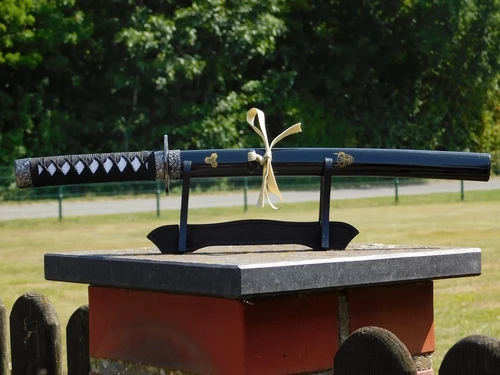 Dekoratives Katana „KB“ auf Ständer – 45 cm