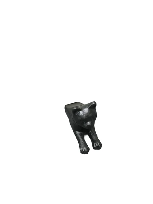 Door stopper in the shape of a cat, nice!