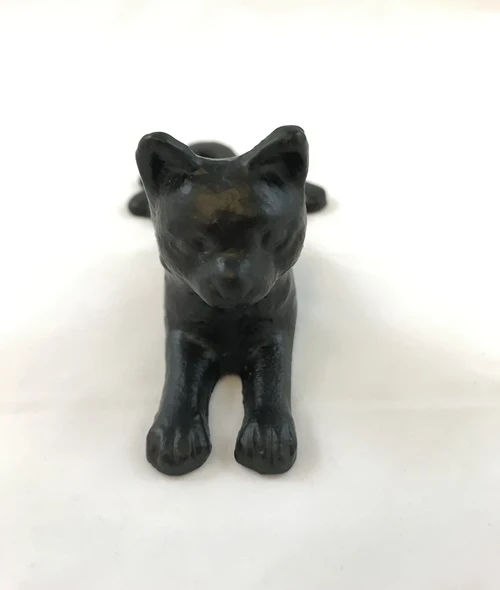 Door stopper in the shape of a cat, nice!