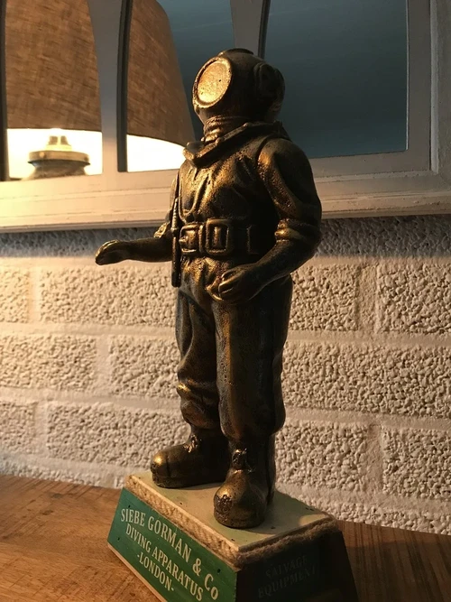 Duiker zoals vroeger, antieke duiker met duikhelm, gietijzer - Siebe Gorman