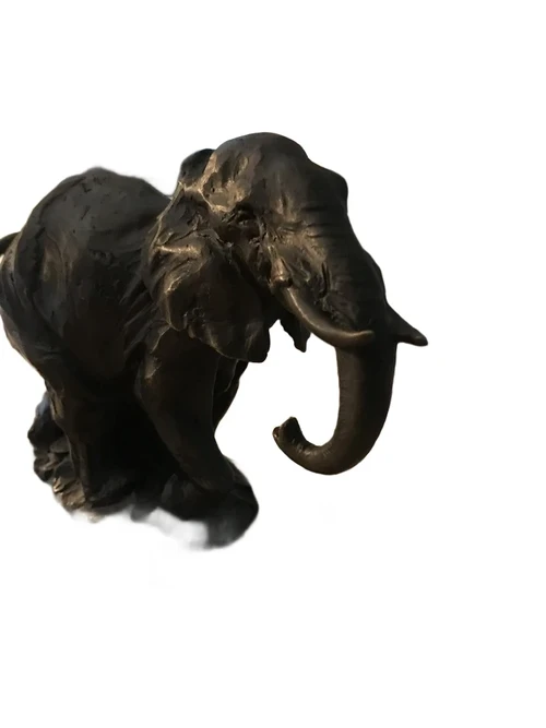 Een beeld van een olifant, bronzen beeld, prachtige olifant vervaardigd uit brons