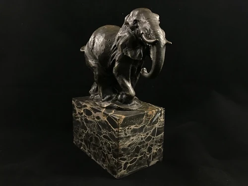 Een beeld van een olifant, bronzen beeld, prachtige olifant vervaardigd uit brons