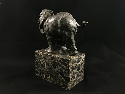 Een beeld van een olifant, bronzen beeld, prachtige olifant vervaardigd uit brons