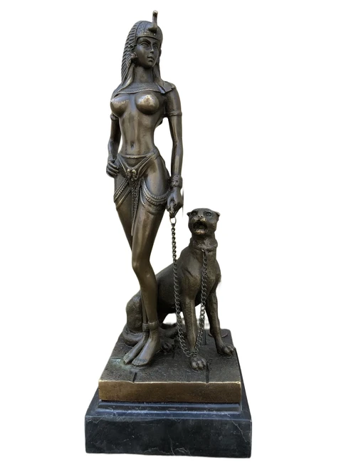 Een bronzen beeld van Cleopatra met PANTHER
